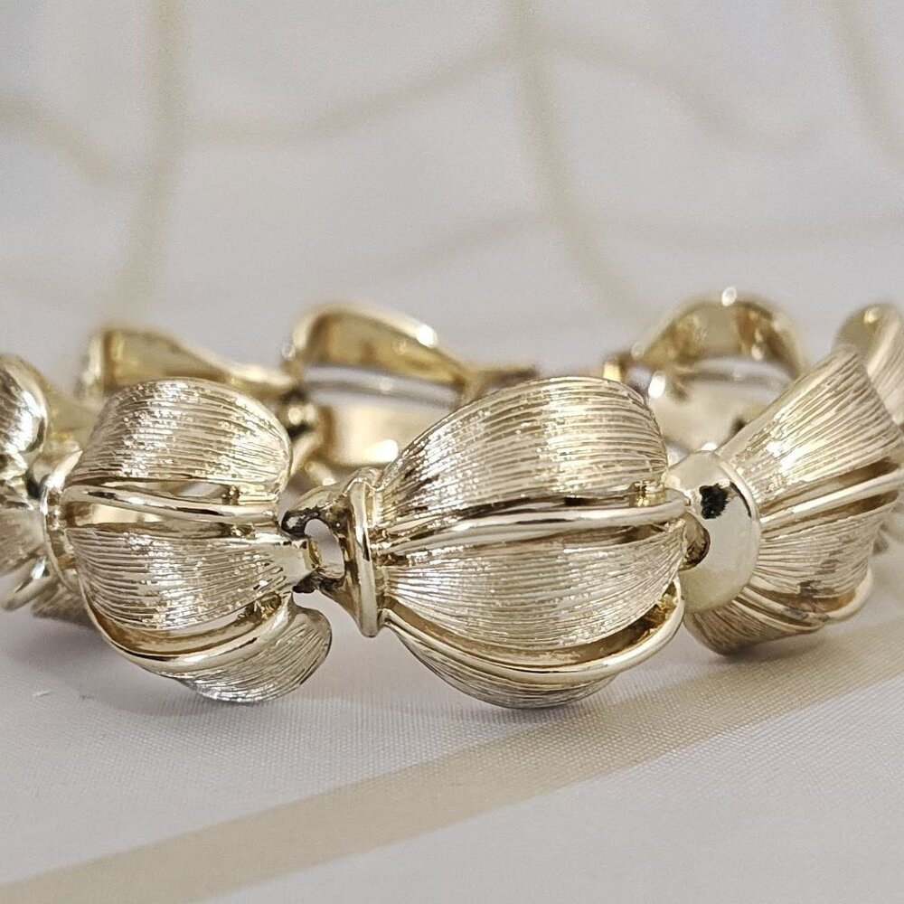 Vintage 1960s Lisner Gold Tone Puffed Link Bracelet, Textured & Polished 7 5/8"